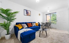 Modern 2 Bed Home With Driveway Near Coop Live & Etihad Stadium , Sleeps 5 , Self Checkin And Free Parking